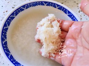 用清水将大米淘洗干净