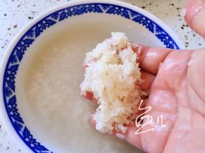 用清水将大米淘洗干净
