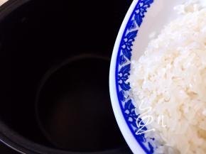将大米倒入电饭锅内