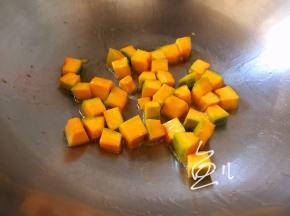 将南瓜丁翻炒片刻（约1分钟左右）