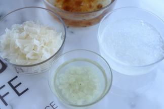 桃胶、皂角、雪燕分别放入碗中，用清水浸泡至少12小时（夏天可以放冰箱冷藏），银耳浸泡2小时以上。