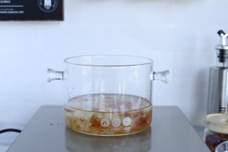 三种材料去除杂质，倒入锅内，放入适量的清水。