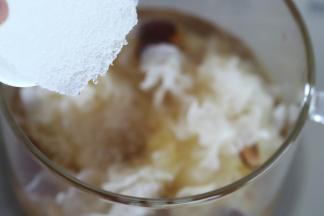 再加入银耳和雪燕。