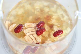 红枣去核，对切，加入炖锅内。