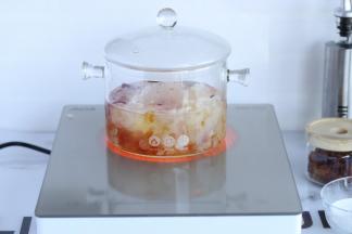 炖煮30分钟至1小时。（按自己喜欢的口感增减时间）