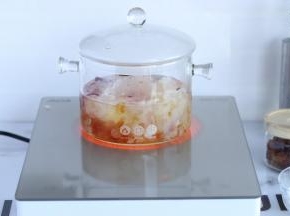 炖煮30分钟至1小时。（按自己喜欢的口感增减时间）