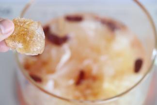 最后放入冰糖。