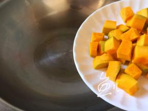 油锅烧热，倒入南瓜丁