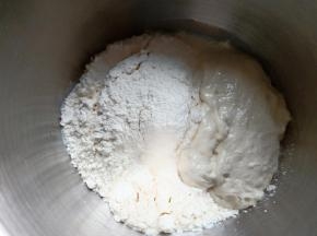 加入高筋面粉与荷兰种放机器一档搅拌10分钟。