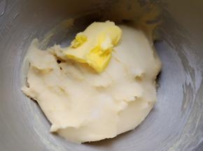 加入黄油2档揉面20分钟。