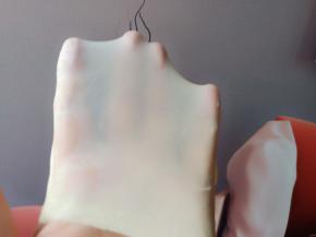 揉好的面团拉出手套膜。