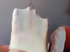 揉好的面团拉出手套膜。