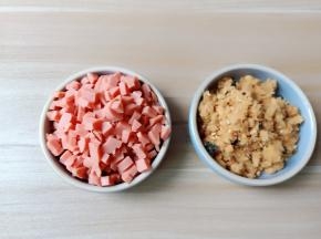 火腿肠切丁。