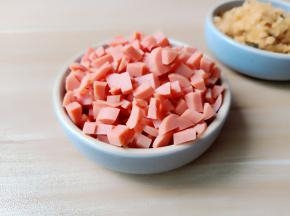 火腿肠切小丁。