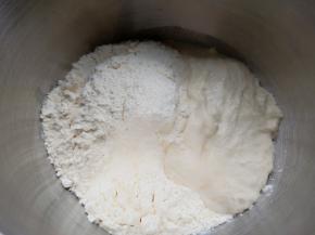 再加入高筋面粉与波兰种。
