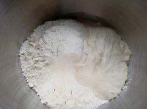 再加入高筋面粉与波兰种。