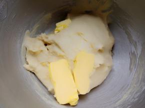 加入黄油2档拌20分钟。