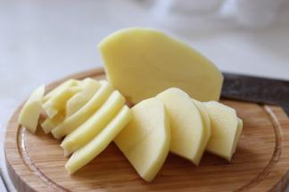 准备食材，土豆削皮，切成薄片。土豆我们最好选择黄心土豆，就是比较面的那种。