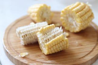 剥玉米粒。玉米用刷子刷一刷，清洗干净，切成几段，先剥出2条玉米粒，就可以一排一排的剥下来了。所以这个方法剥玉米是很快的。