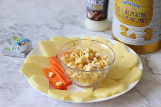 准备好这些食材，可以再切几条胡萝卜，一起放到一个盘子中。还可以放入喜欢的其他食材，比如青豆，可以一起蒸熟。