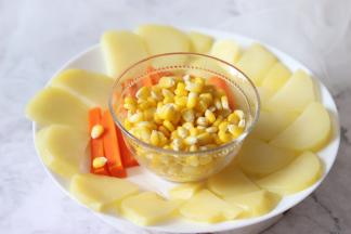 放到蒸锅中，蒸25分钟，土豆用筷子摁压一下，如果没硬心就可以了。