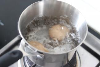 期间我们可以煮2个鸡蛋，煮鸡蛋，是冷水下锅，水开之后再煮4分钟，就可以熟了。熟了之后放入冷水中，约1分钟后，就可以剥开食用了。