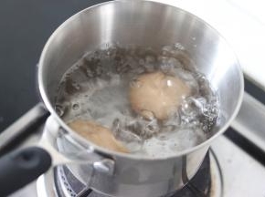 期间我们可以煮2个鸡蛋，煮鸡蛋，是冷水下锅，水开之后再煮4分钟，就可以熟了。熟了之后放入冷水中，约1分钟后，就可以剥开食用了。