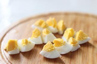 剥好的鸡蛋，切成小块。也可以取出蛋黄，蛋清切成小块，因为后续我们要把蛋黄和土豆泥混合。