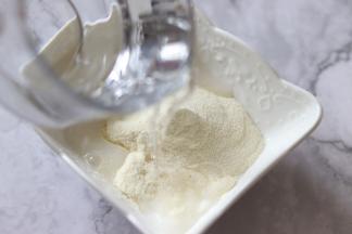 奶粉，用温水冲成奶液，也可以用牛奶代替，但是奶粉的话，奶香味更足一点。