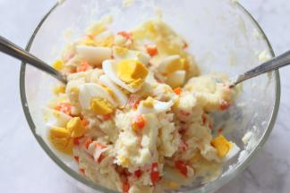 放入1少量的食用盐、一些黑胡椒粉，再倒入胡萝卜粒，玉米粒，和土豆泥先搅拌均匀，放入切成小块的鸡蛋，拌一拌。