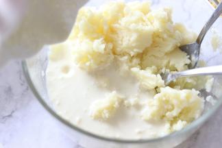 冲好的奶液，倒入到土豆泥中，和土豆泥充分的搅匀。