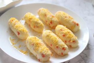 搓成小的长圆柱形，可以刷一点奶液，撒一些面包糠，放到烤箱中，150度烘烤15分钟。