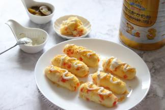 顶部挤入沙拉酱，就可以开吃啦，味道特别的好。