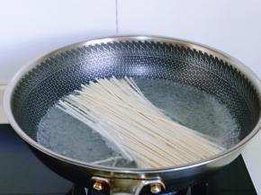 锅中加水烧开，下挂面，大火煮，烧沸后淋上冷水，反复两次差不多就好了，约5–6分钟左右。