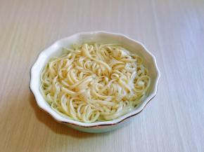 煮熟的面捞出过冷水。(建议使用纯净水，因为拌一下就直接食用啦)