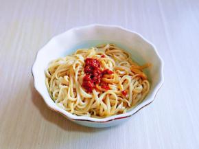 面淋干水分，淋上生抽，加入辣酱拌均匀。