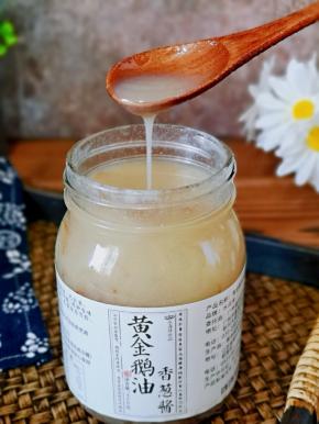 再盛一勺鹅油，加入面碗中。