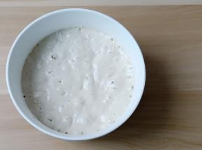 波兰种的材料混合一起拌均匀放冰箱冷藏发酵6-8小时。