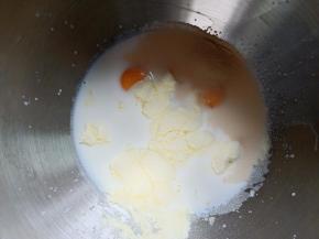 除了黄油以外，主面团的液体先加进去。