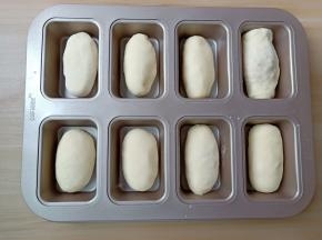 发酵好的面团排气分成8个，加入肉松与火腿肠包好。