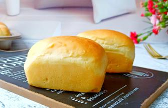 热乎乎的小面包来了。