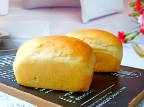 热乎乎的小面包来了。