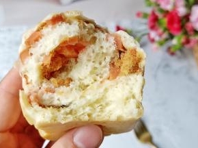 好多肉松与火腿肠。