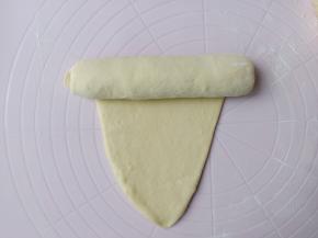 面团排气分成3个剂子，擀皮从上到下起来。