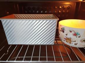 放烤箱再次发酵到九分满。