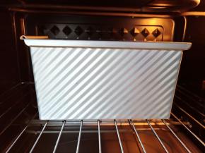 盖上盖子，上下火165度烤20分钟。