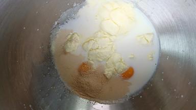 除了黄油以外，主面团的液体先加进去。