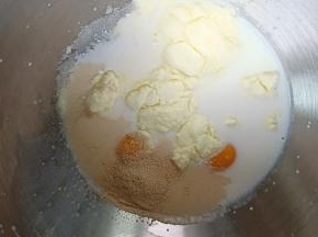 除了黄油以外，主面团的液体先加进去。