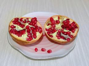 首先将石榴清洗干净，再切开。