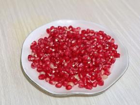 将石榴果肉取下来。